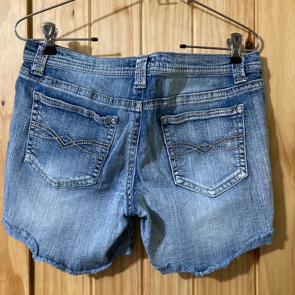 Mudd size 11 (juniors) cuffed denim shorts with raw hem - Picture 6 of 6
